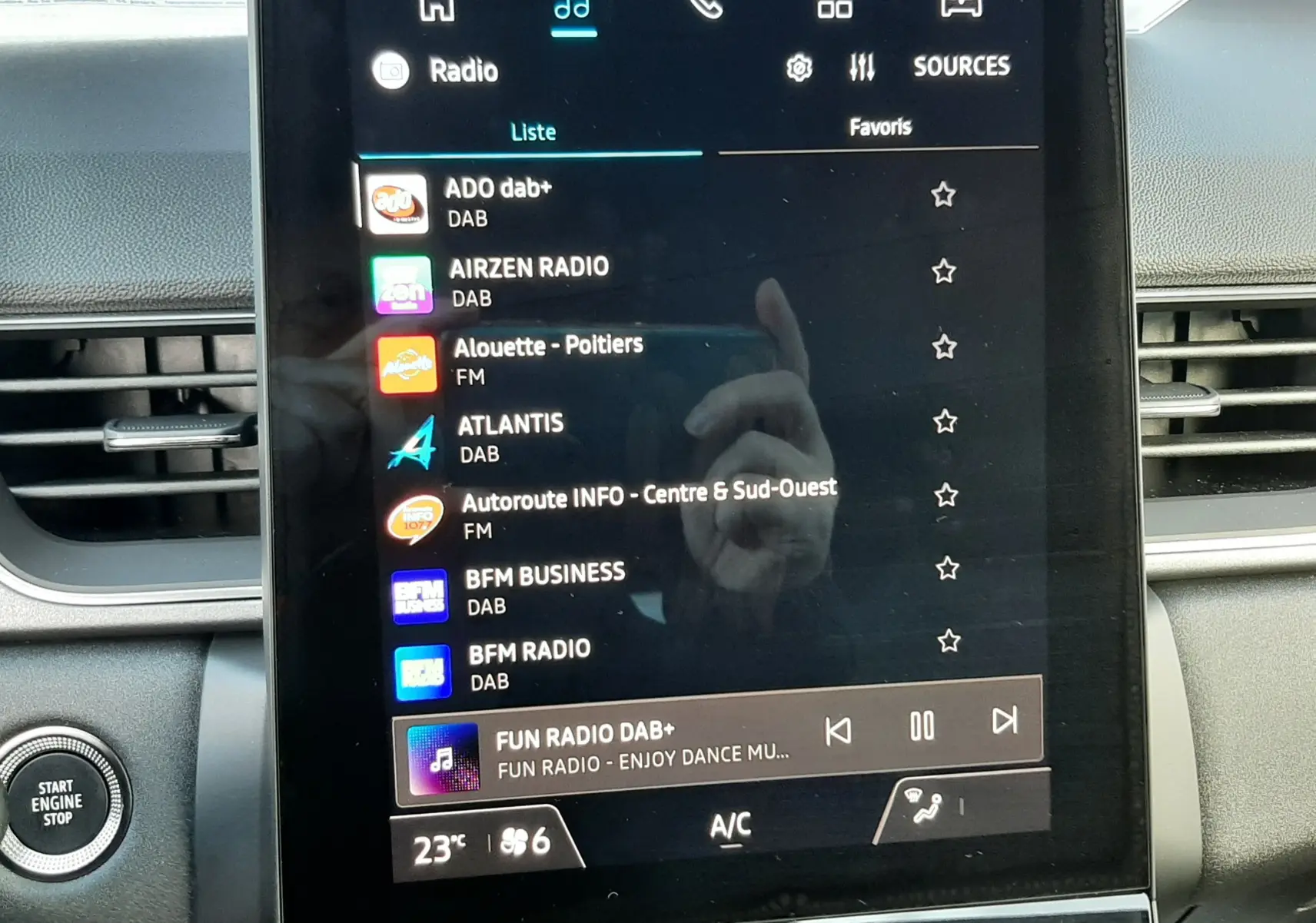 Écran tactile central du tableau de bord du Renault Captur 2025, affichant les stations radio DAB et FM.