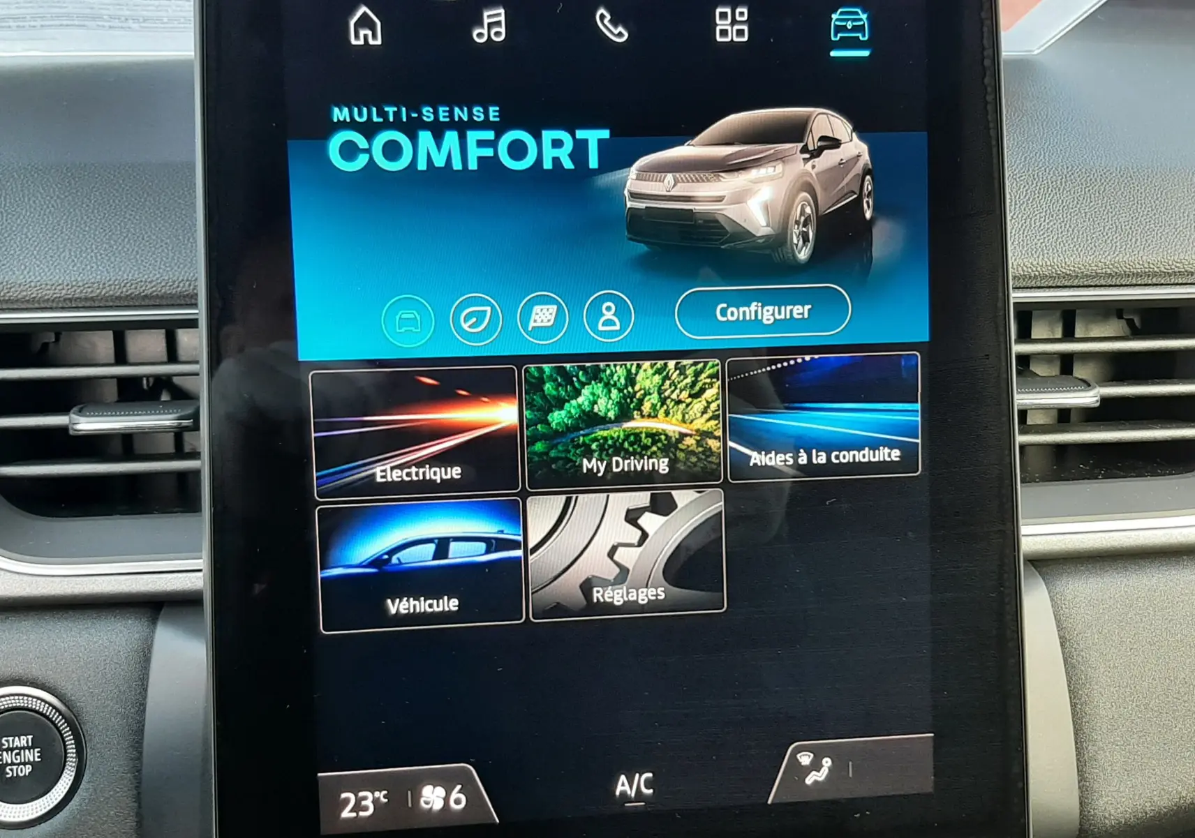 Écran tactile central du Renault Captur 2025 affichant le mode Confort et options de conduite, intérieur noir.