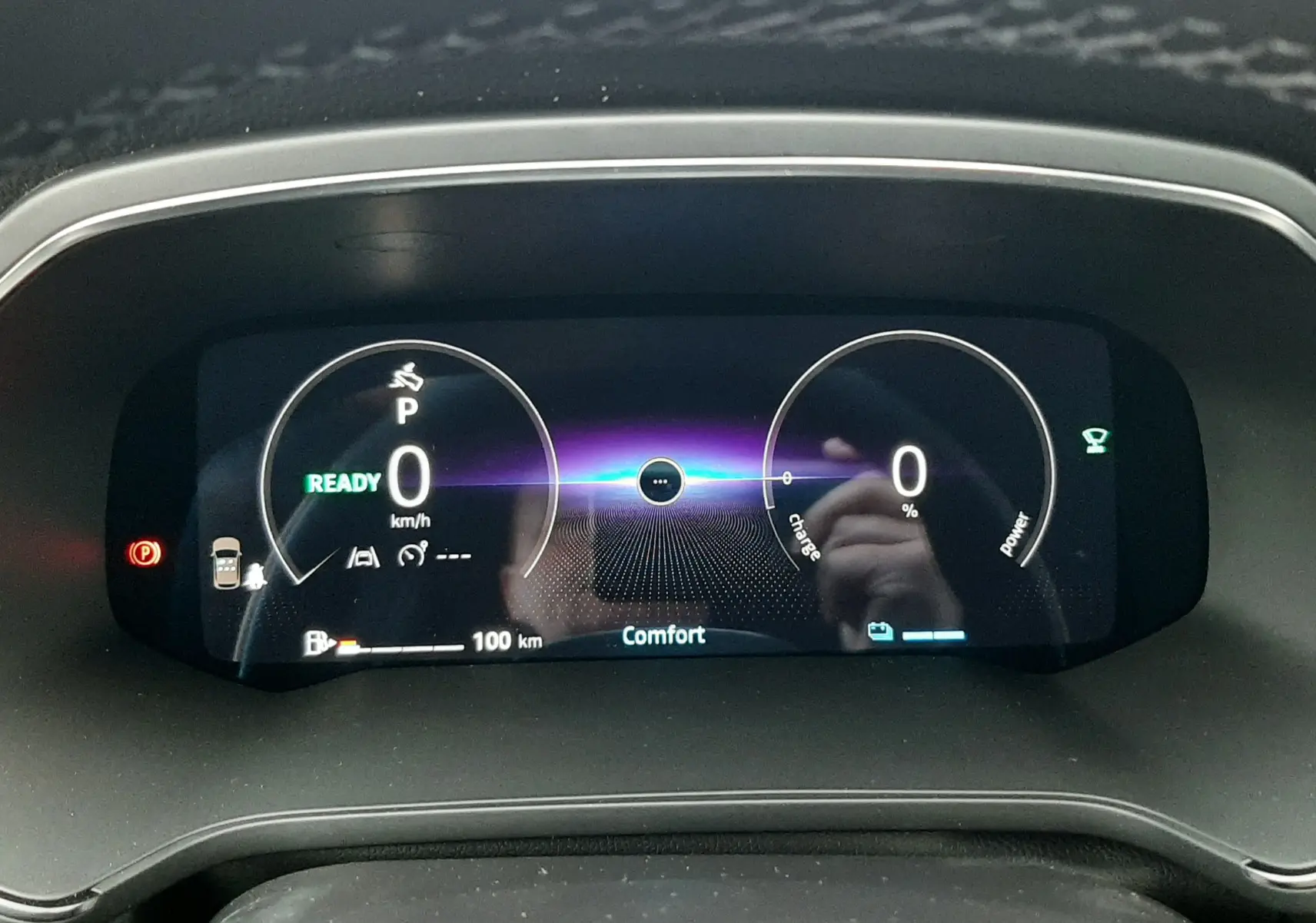 Tableau de bord numérique du Renault Captur 2025 affichant la vitesse, charge batterie et mode Confort, vue frontale rapprochée.