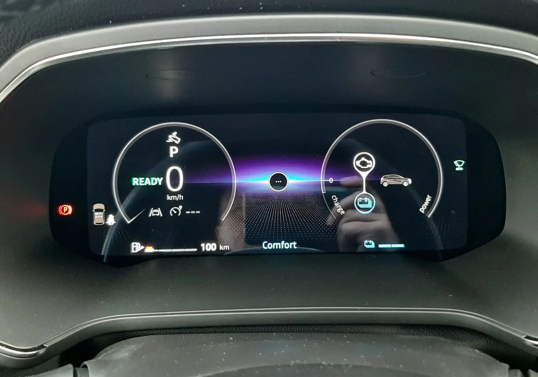 Gros plan sur le tableau de bord numérique du Renault Captur hybride 2025, affichant la vitesse à zéro et le mode confort.