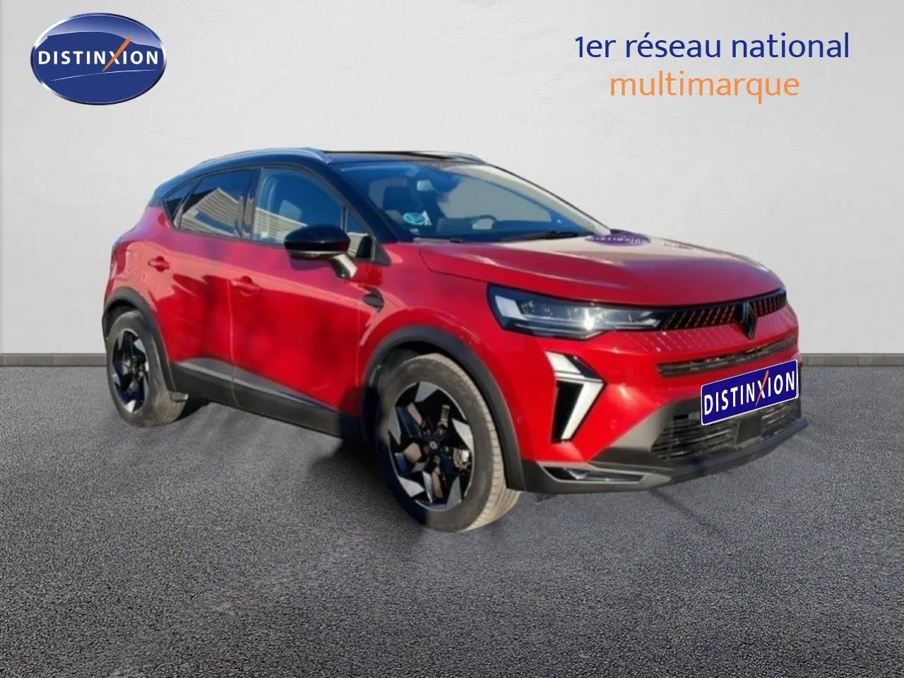 Renault Captur 2025 rouge désir métal avec toit noir, vue 3/4 avant mettant en valeur ses jantes noires.
