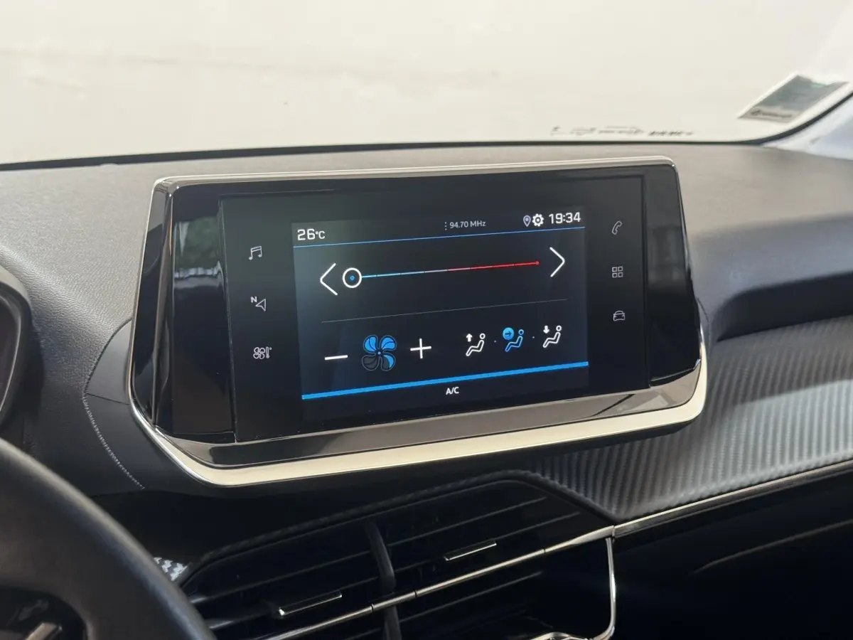 Écran tactile central de 7 pouces affichant la climatisation dans l’habitacle d’une Peugeot 208 2023.