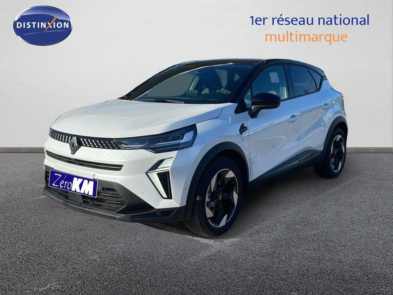 Renault Captur E-Tech hybride blanc nacré toit noir en 3/4 avant droit sur fond neutre avec jantes noires.