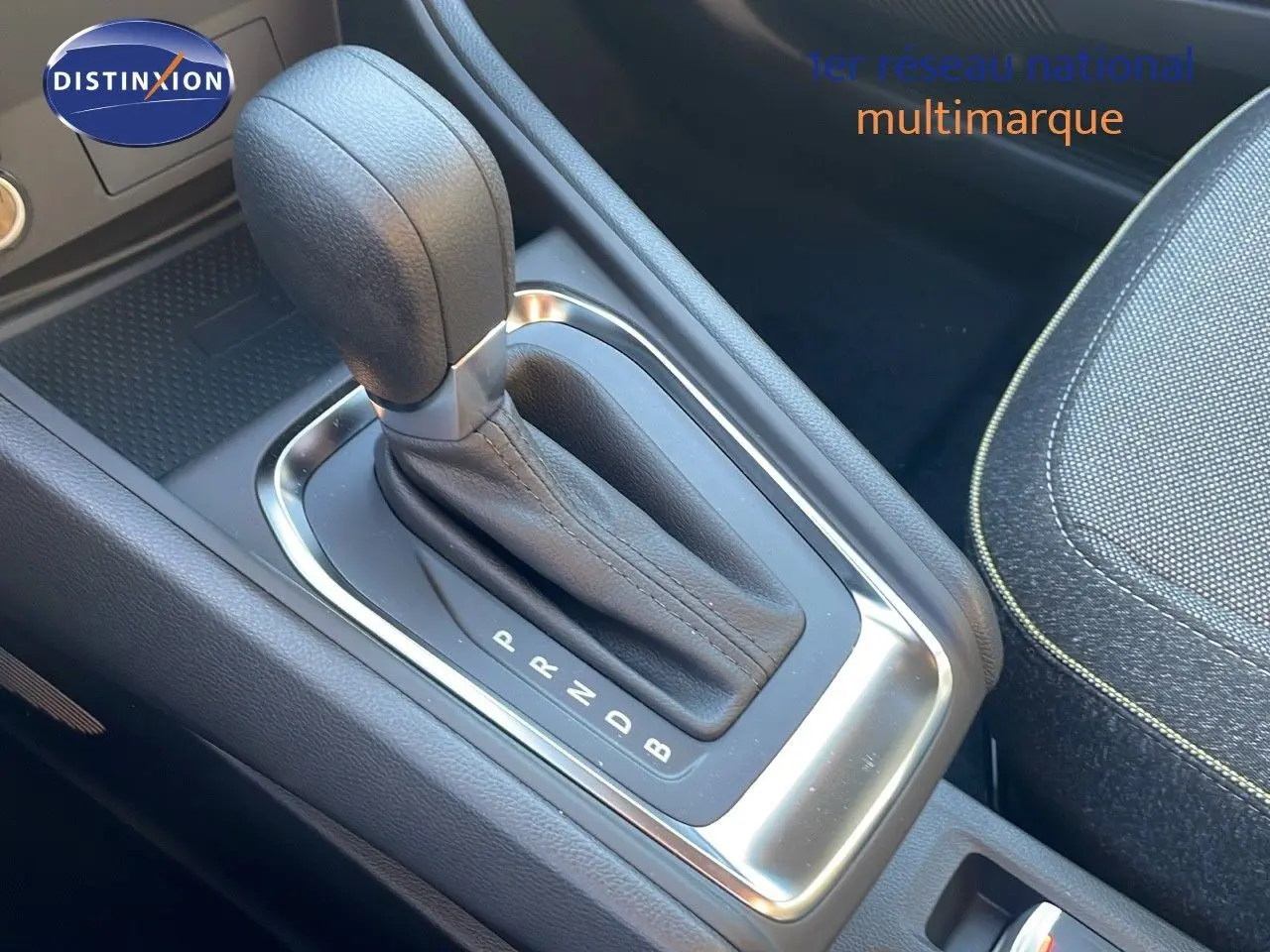 Le levier de vitesses automatique en cuir noir de la Renault Captur E-Tech Hybrid 2025, vue intérieure côté droit.