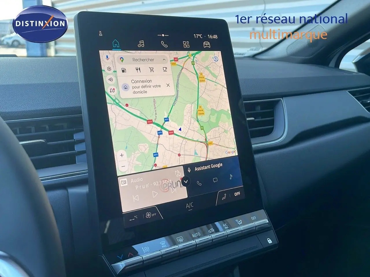 Vue intérieure du tableau de bord du Renault Captur blanc nacré 2025, avec écran tactile central affichant une carte GPS.