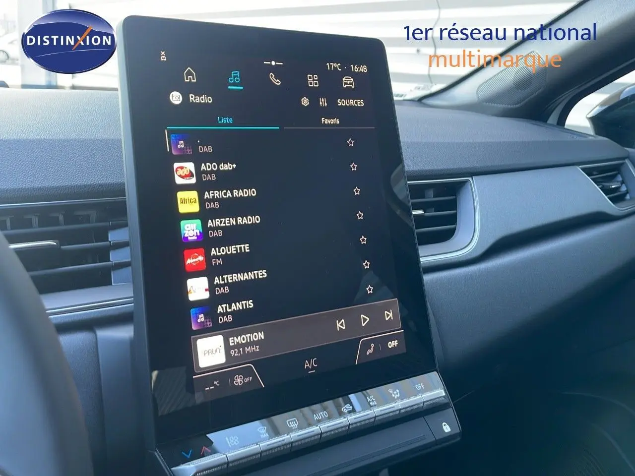 Écran tactile central du tableau de bord du Renault Captur E-Tech hybride 2025, ambiance intérieure moderne noire.