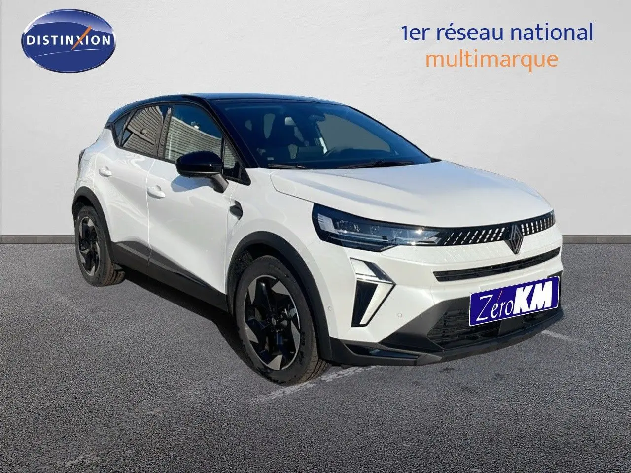 Renault Captur E-Tech hybride blanc nacré avec toit noir, vue 3/4 avant mettant en valeur ses optiques LED et jantes noires.