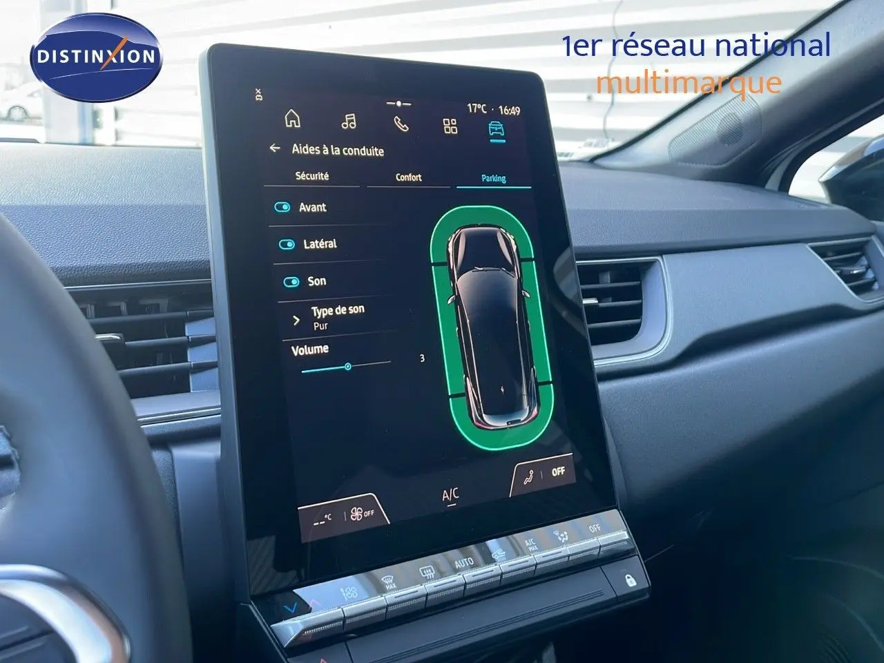 Écran tactile central affichant les aides à la conduite dans l'habitacle du Renault Captur blanc nacré toit noir.