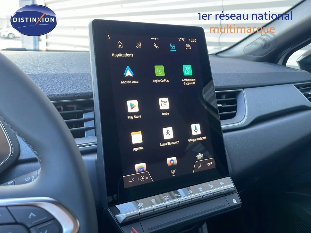 Écran tactile central vertical du tableau de bord du Renault Captur E-Tech blanc nacré, vue intérieure côté conducteur.