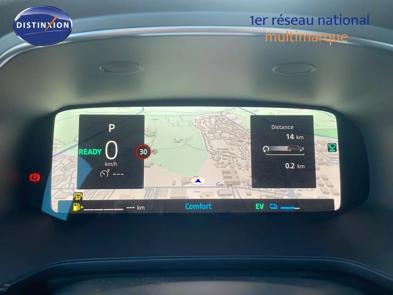 Tableau de bord numérique du Renault Captur E-Tech blanc nacré, affichant la navigation et les informations de conduite.