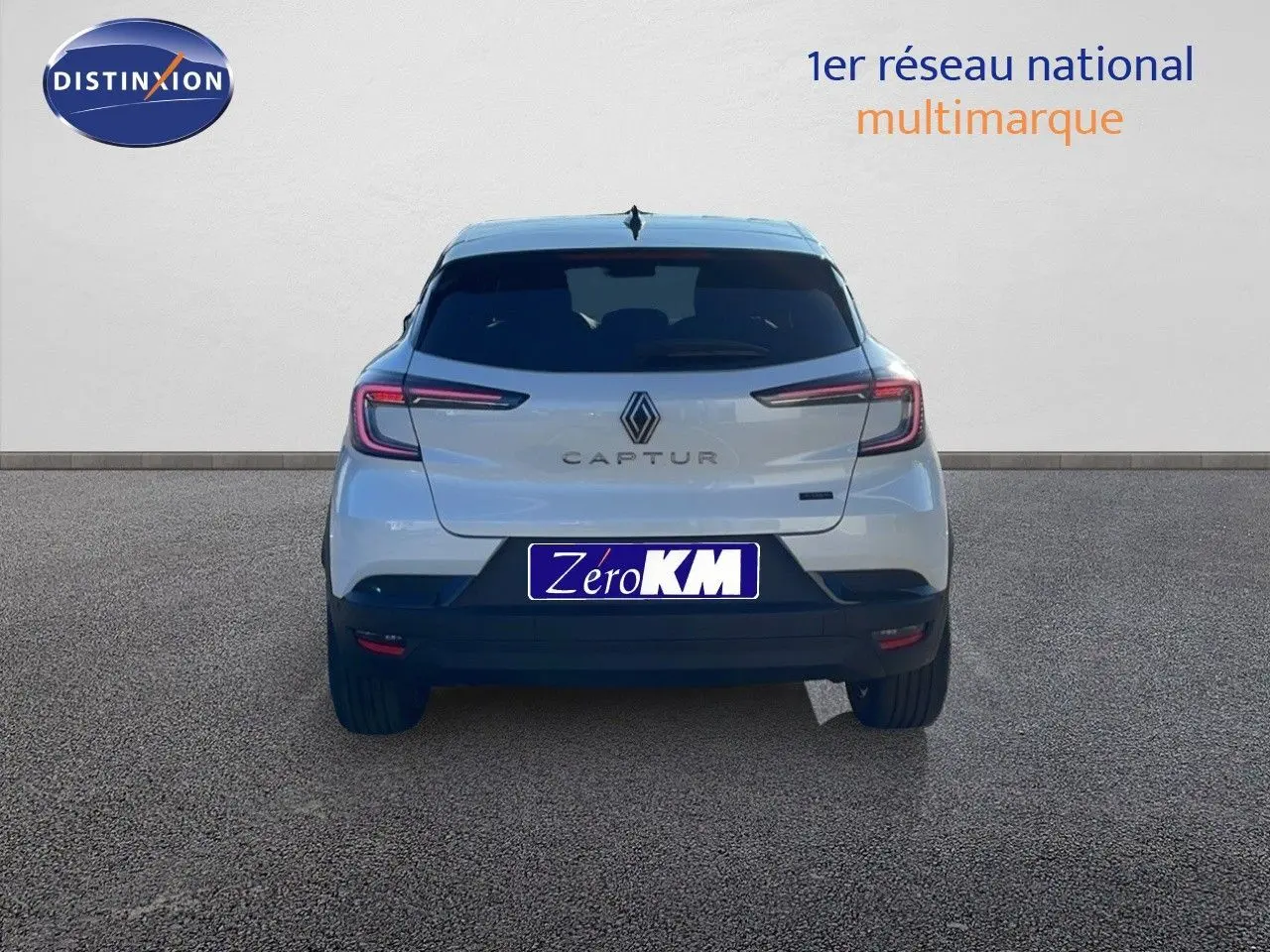 Vue arrière d'un Renault Captur blanc nacré avec toit noir, mettant en valeur ses feux LED et son logo central.