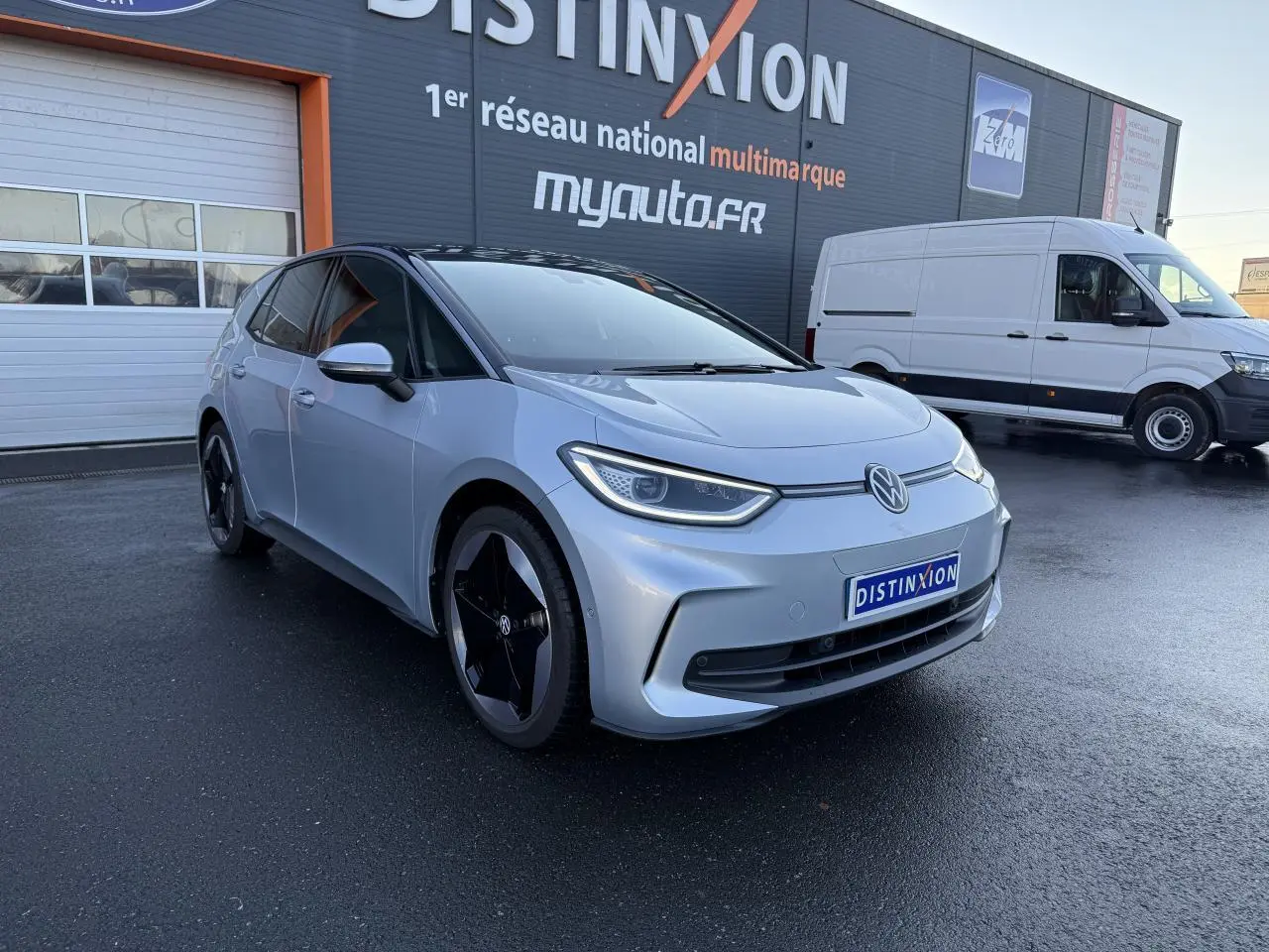 Volkswagen ID.3 Pro S gris argent avec toit noir, vue 3/4 avant mettant en valeur ses phares LED et jantes noires.