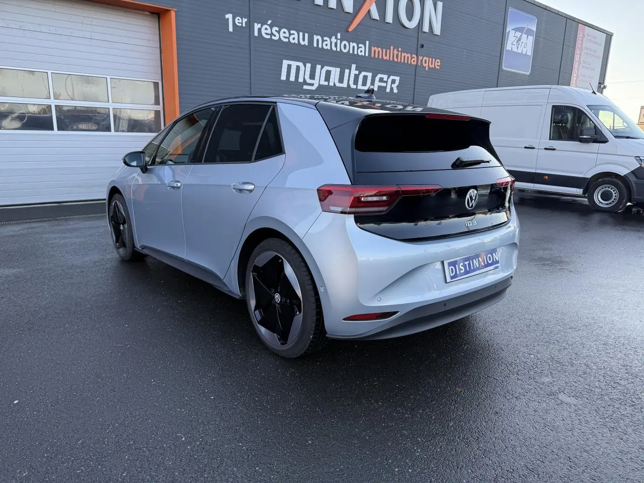 Volkswagen ID.3 Pro S gris argent avec toit noir, vue 3/4 arrière droit, jantes noires et vitres teintées.