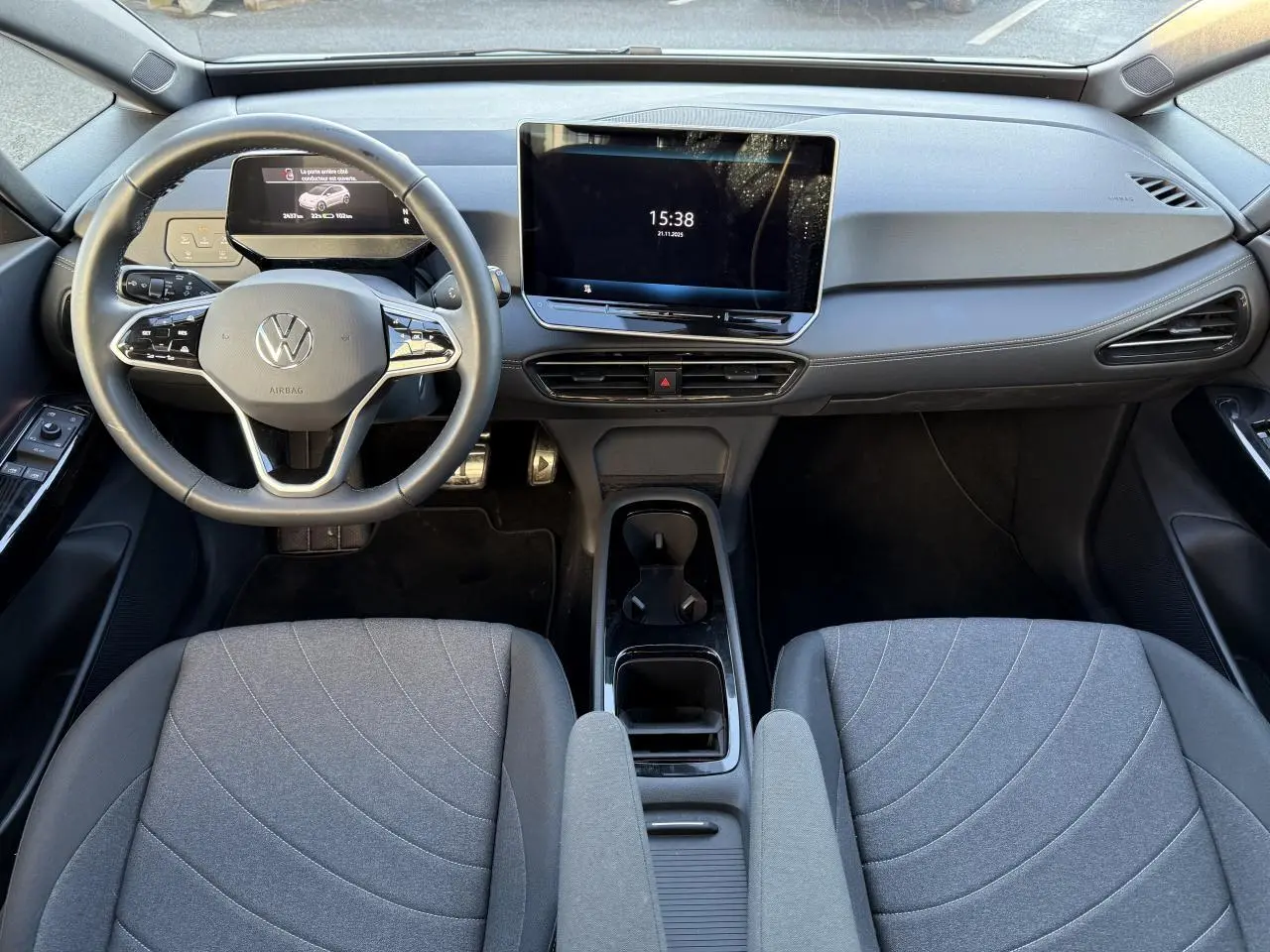 Vue intérieure frontale du tableau de bord et volant du Volkswagen ID.3 Pro S 77 kWh avec écran tactile central et sièges gris.