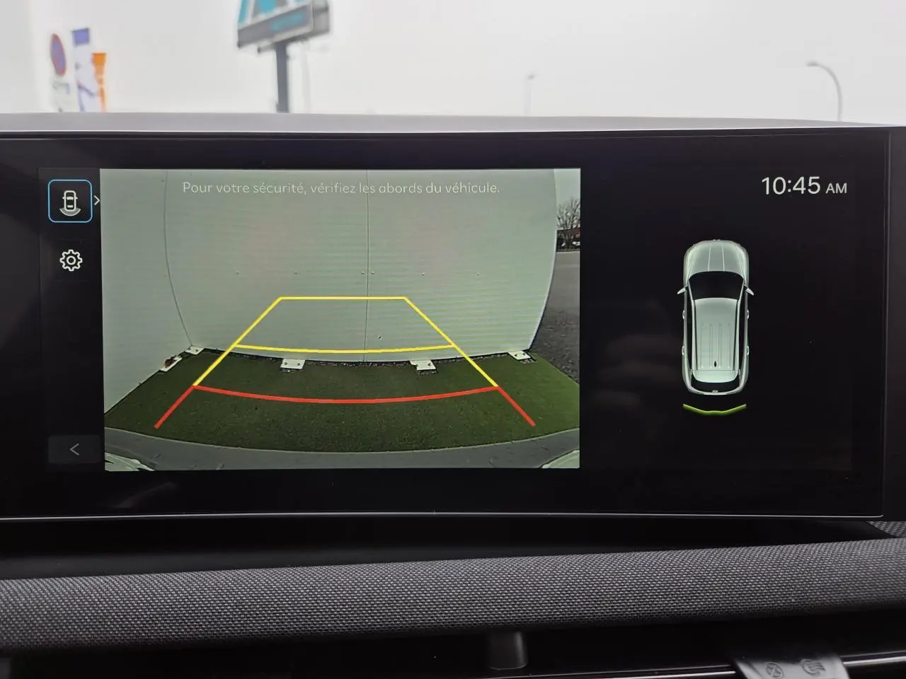 Écran multimédia du Hyundai Tucson 2025 affichant la caméra de recul avec lignes de guidage et vue du dessus du véhicule.