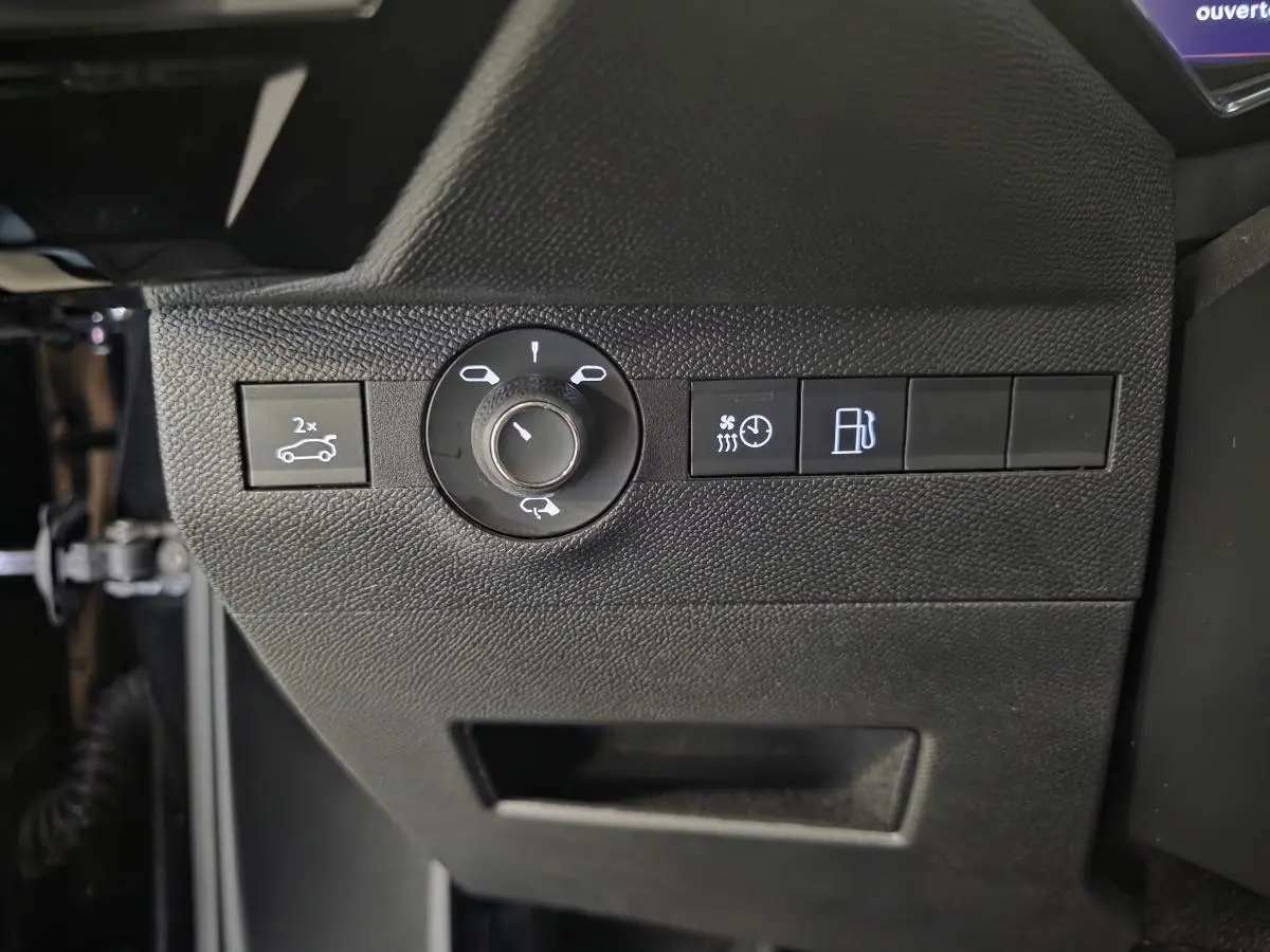 Gros plan sur les commandes noires côté gauche du tableau de bord du DS7 Crossback noir 2024.