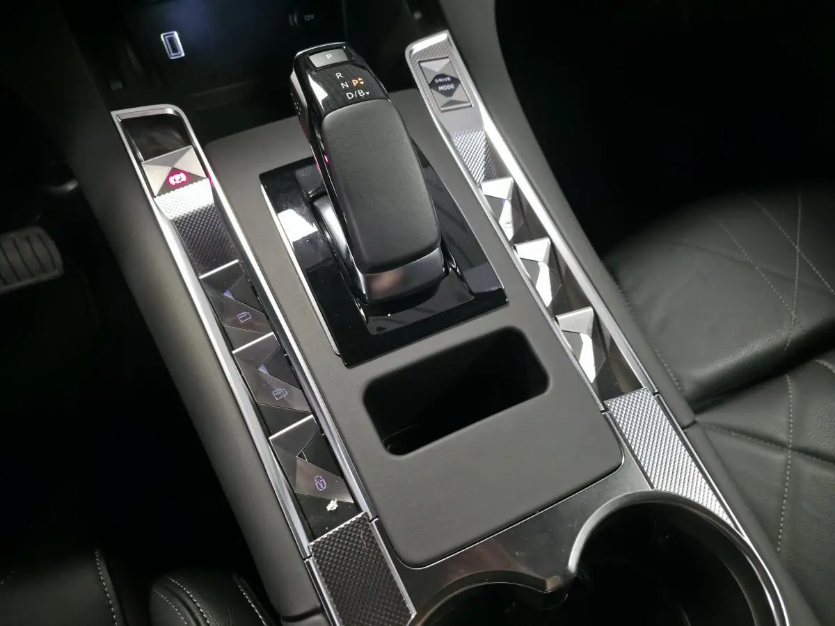 Vue rapprochée de la console centrale noire du DS7 Crossback E-Tense 225 Rivoli avec levier de vitesse et boutons tactiles.