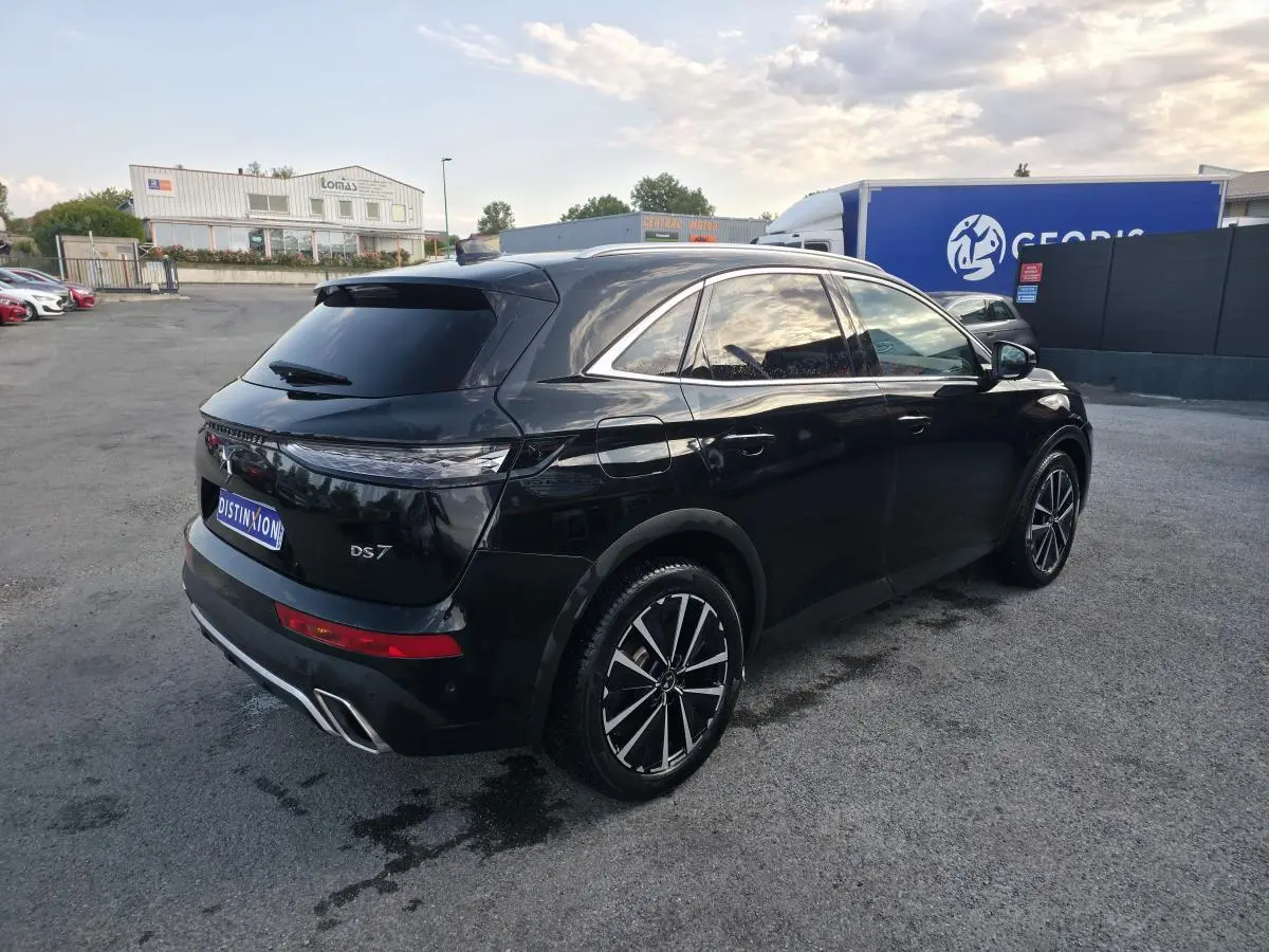 DS7 Crossback noir vue 3/4 arrière droit, jantes alliage 19'' et feux arrière LED 3D distinctifs.