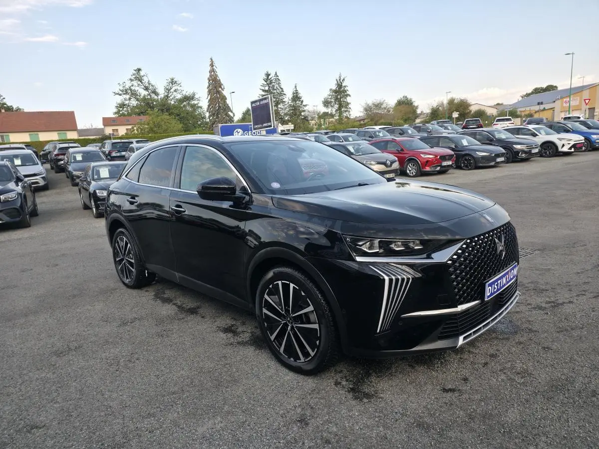 DS7 Crossback E-Tense noir, vue 3/4 avant droit, calandre DS Wings chromée et jantes alliage 19'' Edinburgh.