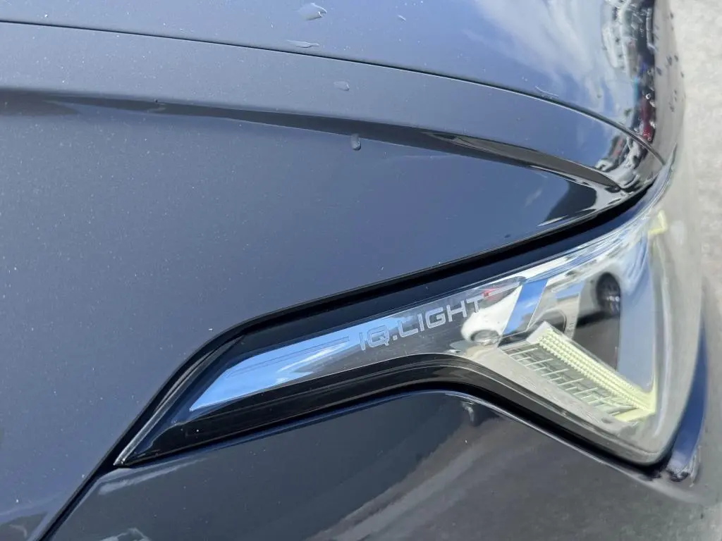 Gros plan sur le projecteur IQ.Light LED du Volkswagen Tiguan gris, soulignant son design avant moderne.