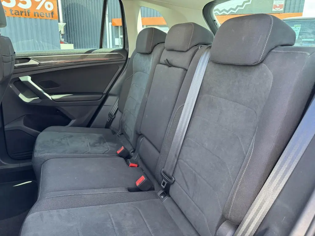 Vue côté gauche des sièges arrière en microfleece gris foncé du Volkswagen Tiguan 2.0 TDI 150 DSG 7 Elegance 2021.