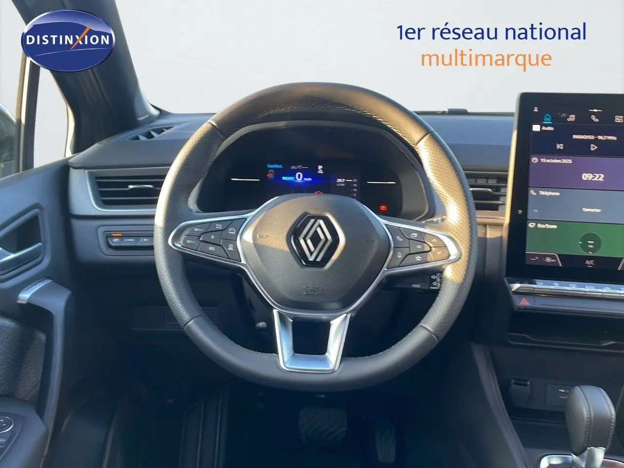 Vue intérieure centrée sur le volant et le tableau de bord du Renault Captur E-Tech gris Cassiopée 2025.