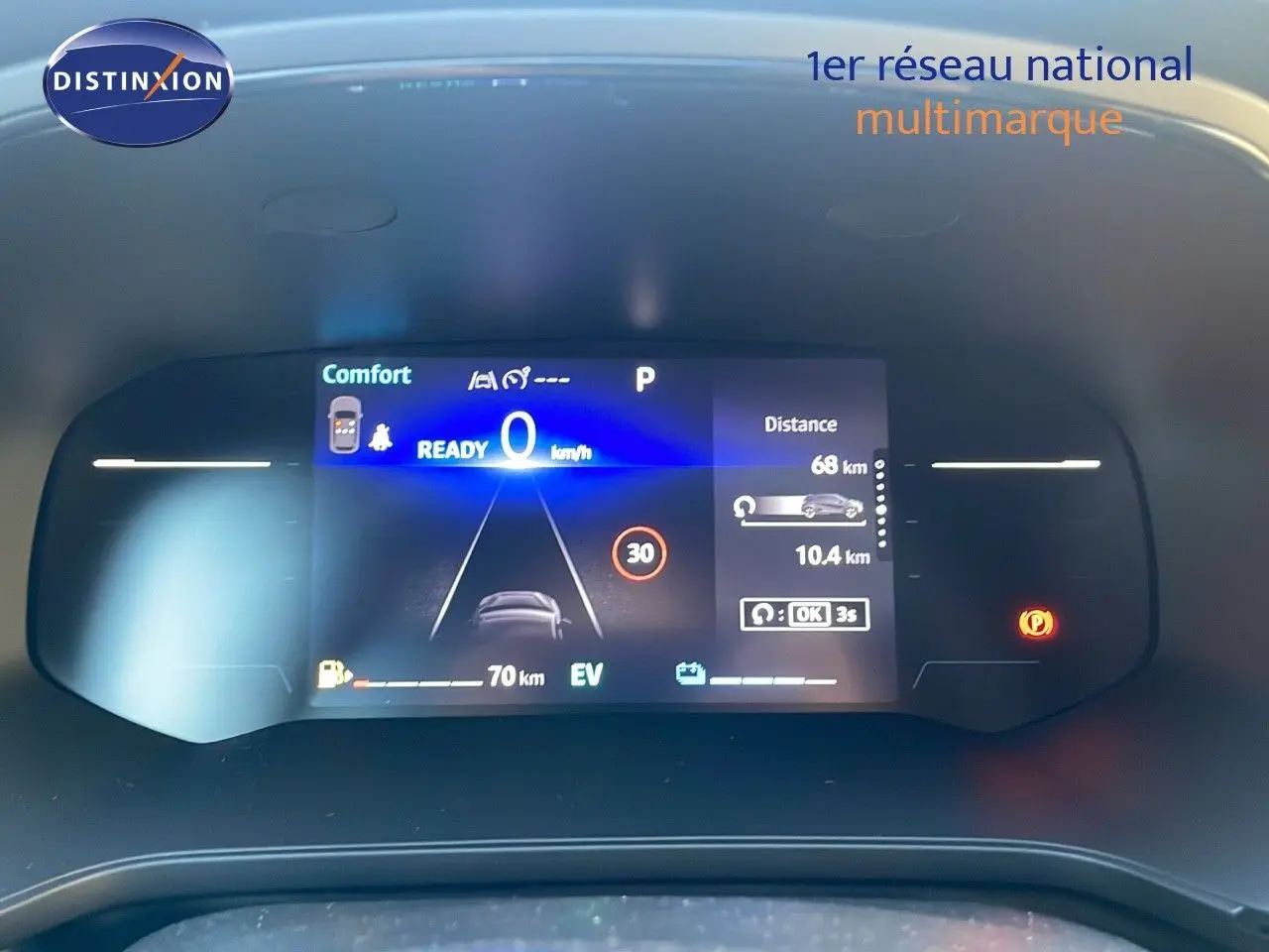 Tableau de bord numérique du Renault Captur E-Tech Hybrid 2025 affichant la vitesse et l'autonomie en mode confort.