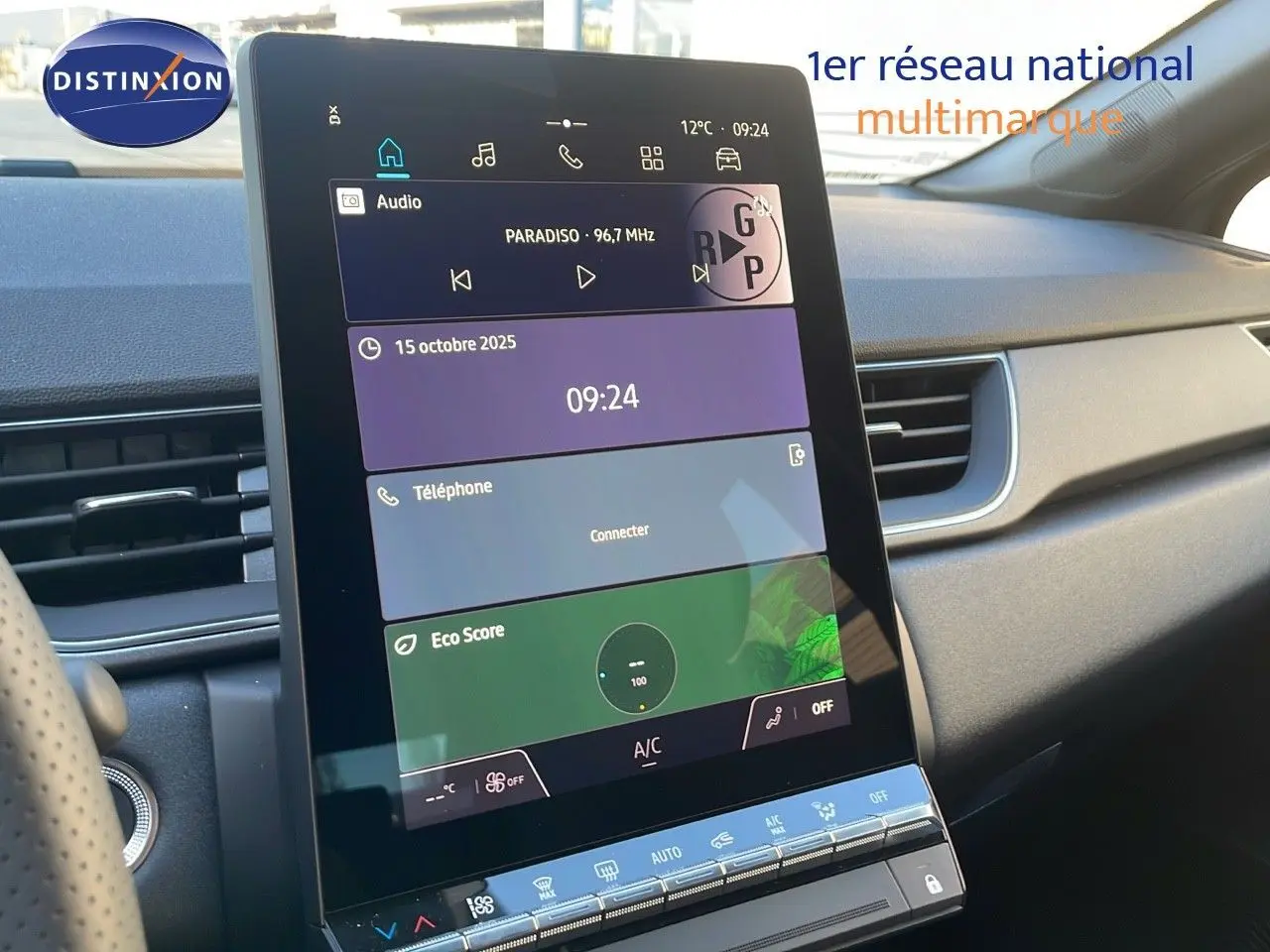 Écran tactile central du tableau de bord du Renault Captur E-Tech gris Cassiopée, affichant radio et climatisation.