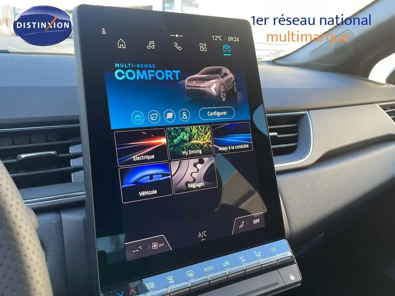 Écran tactile central du tableau de bord du Renault Captur E-Tech gris, affichant le mode confort Multi-Sense.