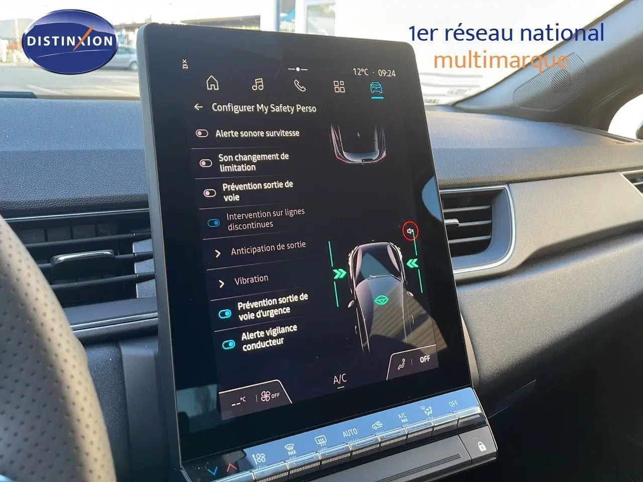Écran tactile central du tableau de bord du Renault Captur gris cassiopée, affichant les aides à la conduite.
