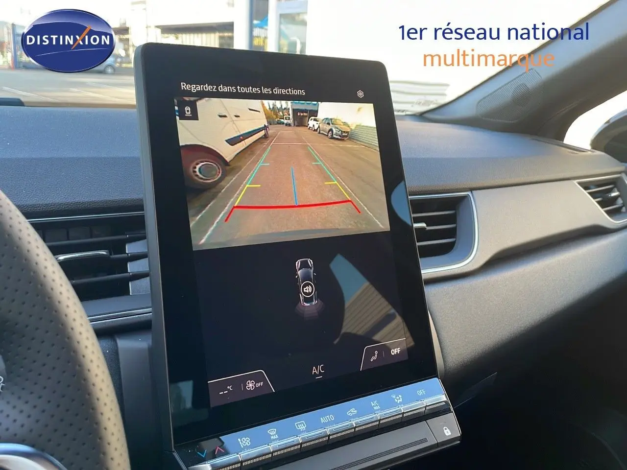 Vue intérieure centrée sur l'écran tactile affichant la caméra de recul du Renault Captur gris Cassiopée 2025.