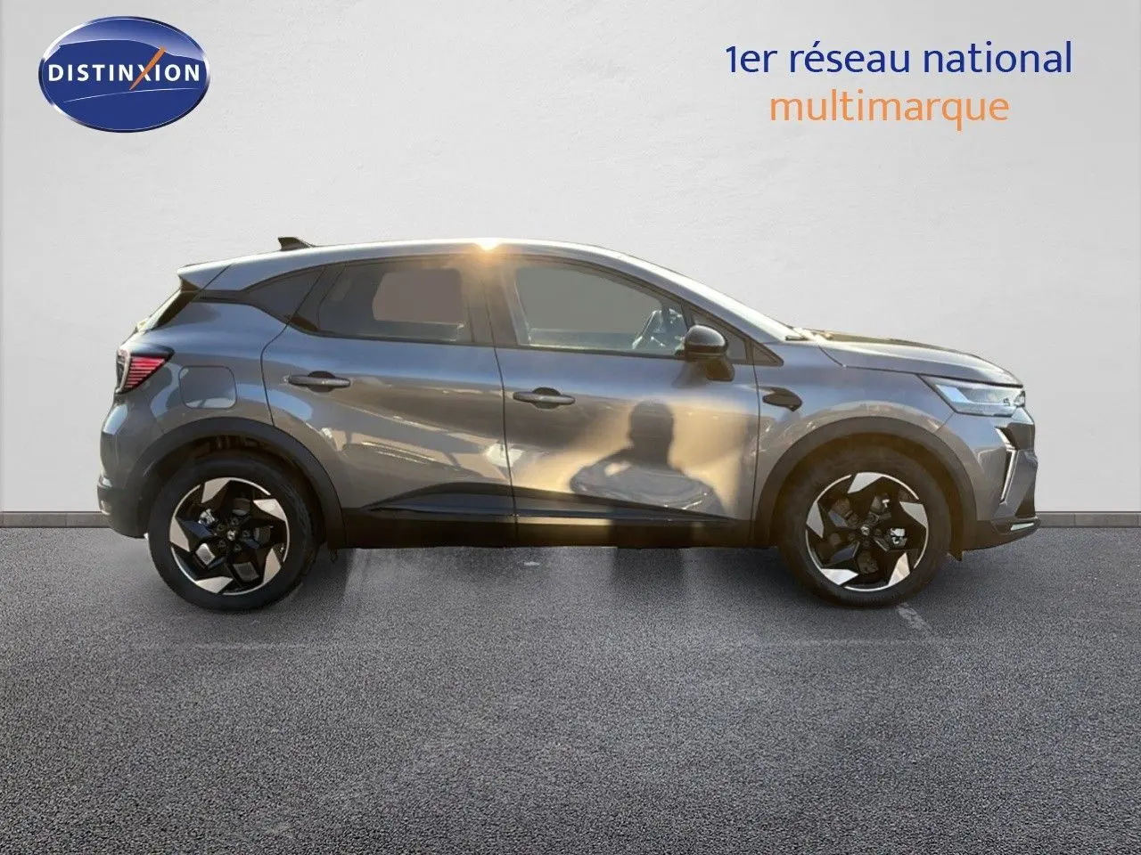Profil droit du Renault Captur E-Tech hybride 2025 en gris cassiopée métallisé avec jantes noires bicolores.