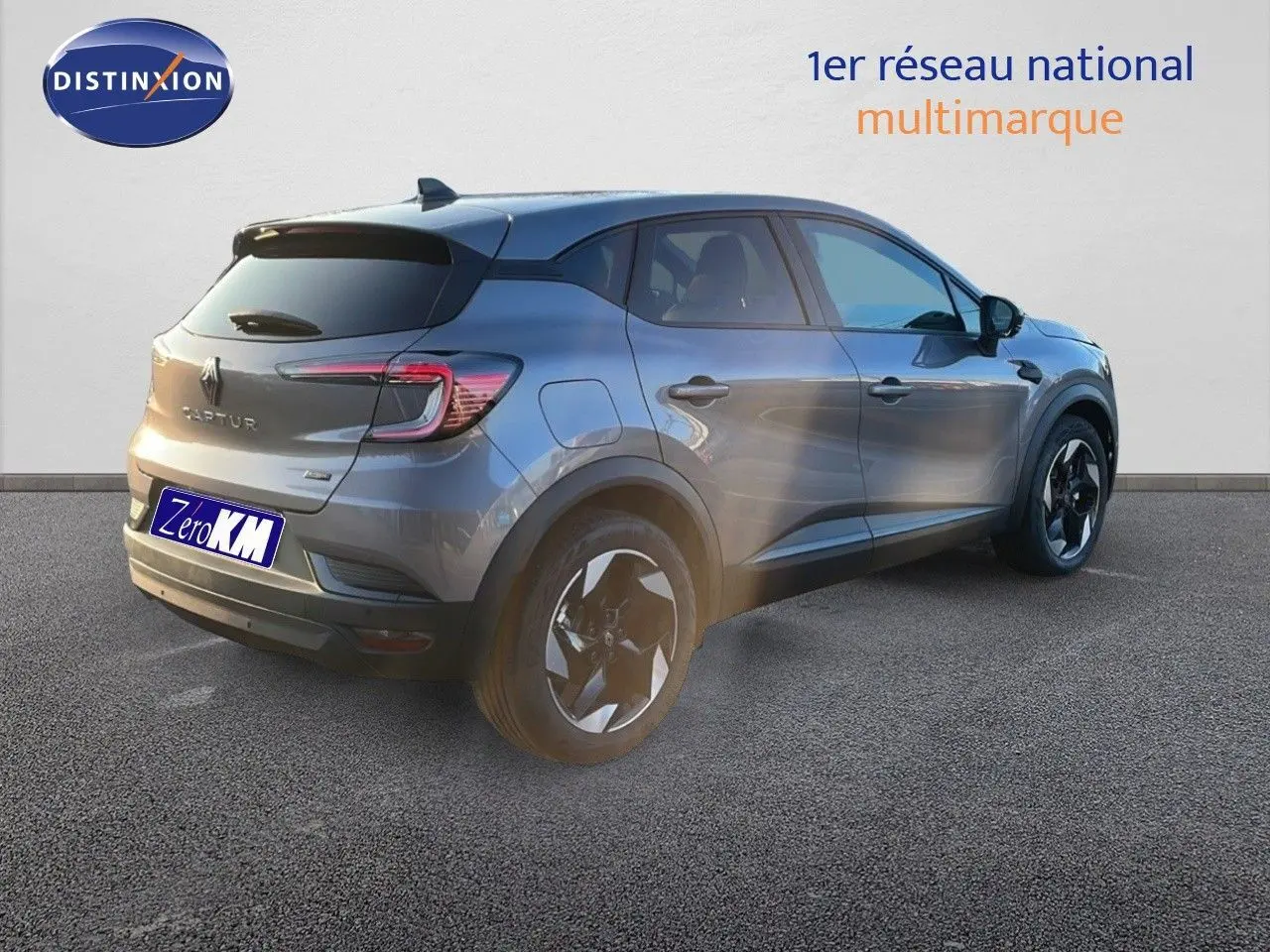 Renault Captur E-Tech gris cassiopée métal en 3/4 arrière droit, avec jantes noires et toit foncé.