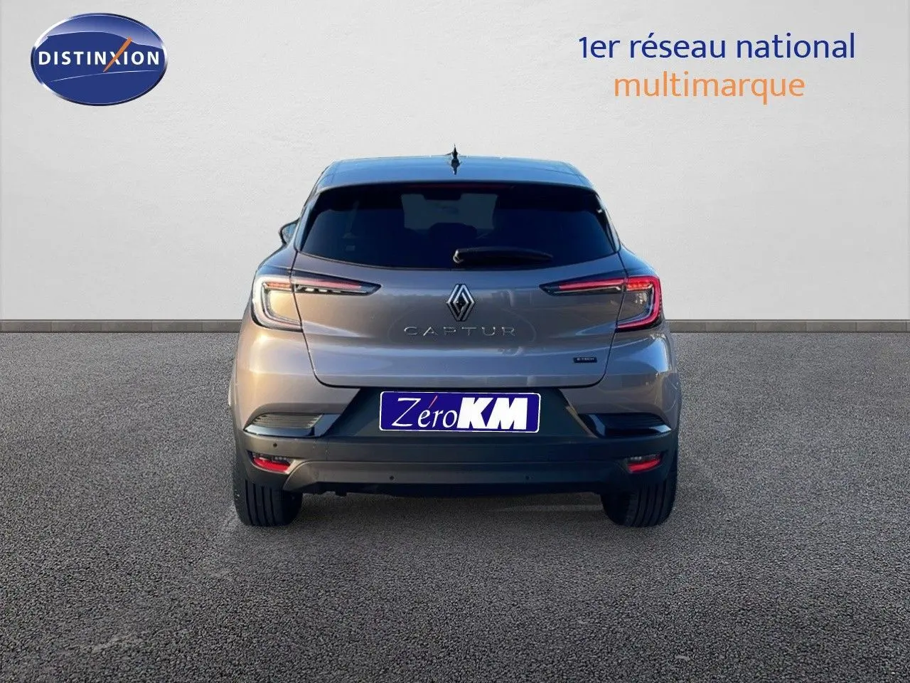 Vue arrière du Renault Captur E-Tech hybride gris Cassiopée métal avec feux LED et logo distinctif visible.