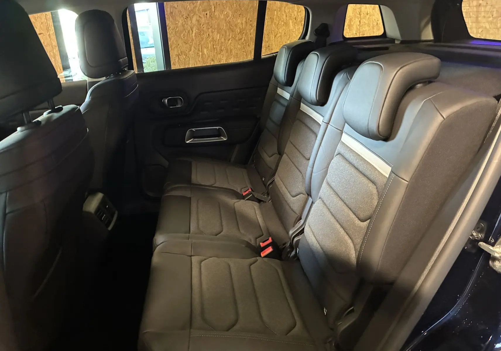 Vue intérieure côté droit des sièges arrière en cuir noir du Citroën C5 Aircross 2025 Bleu Eclipse Metal.