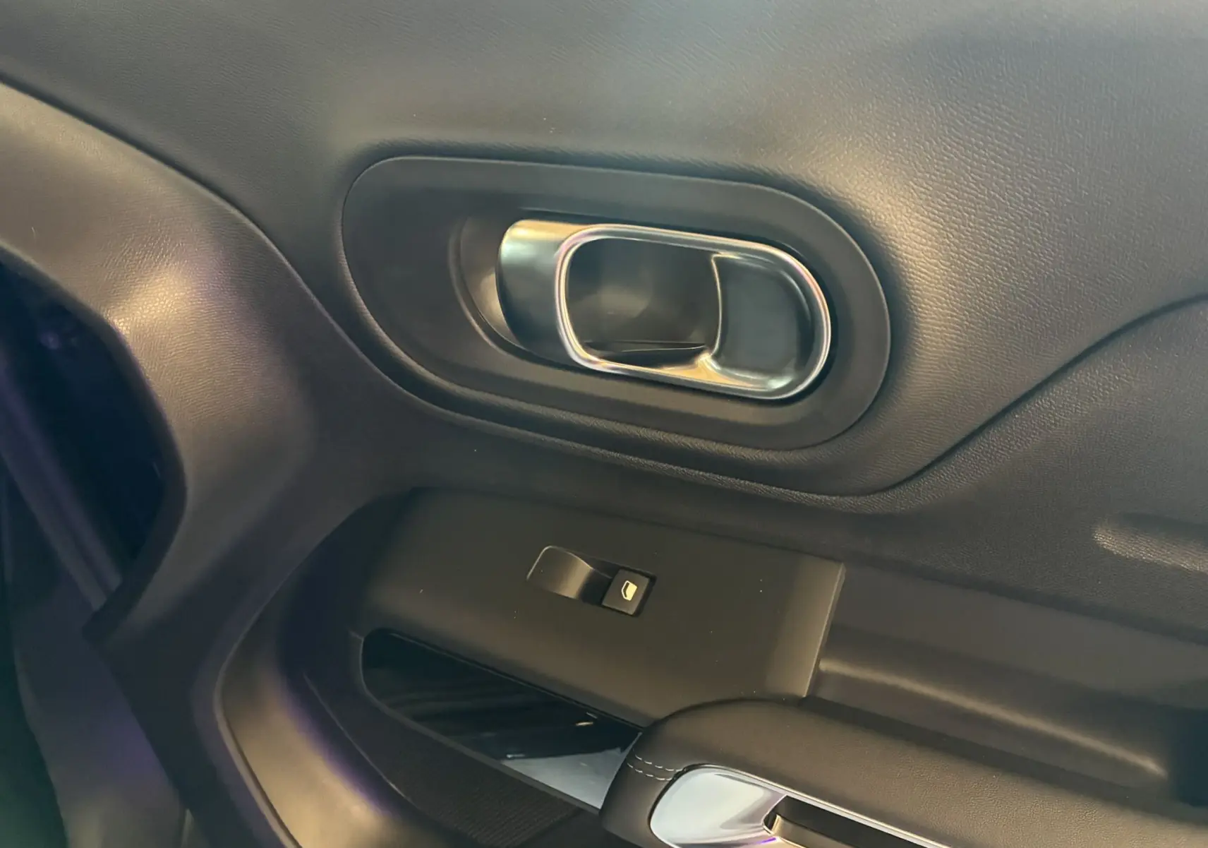 Poignée intérieure de porte côté gauche en cuir noir et métal sur Citroën C5 Aircross 2025 bleu Eclipse Metal.