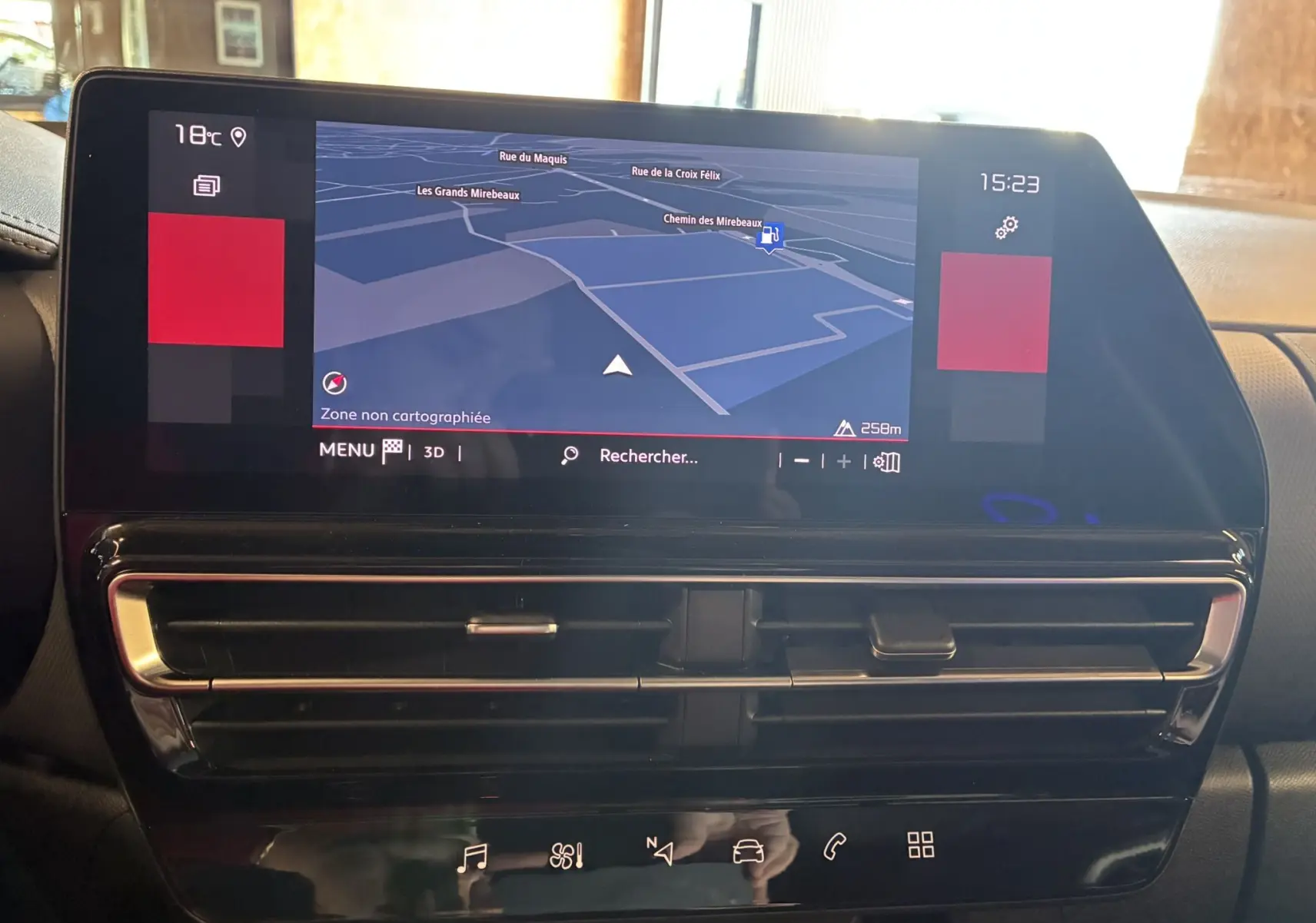 Écran tactile central du tableau de bord du Citroën C5 Aircross 2025 affichant la navigation GPS en intérieur noir.