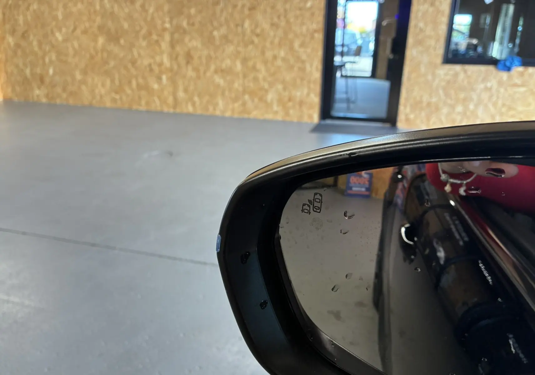 Rétroviseur extérieur droit avec système d'alerte d'angle mort sur Citroën C5 Aircross bleu Eclipse Metal.