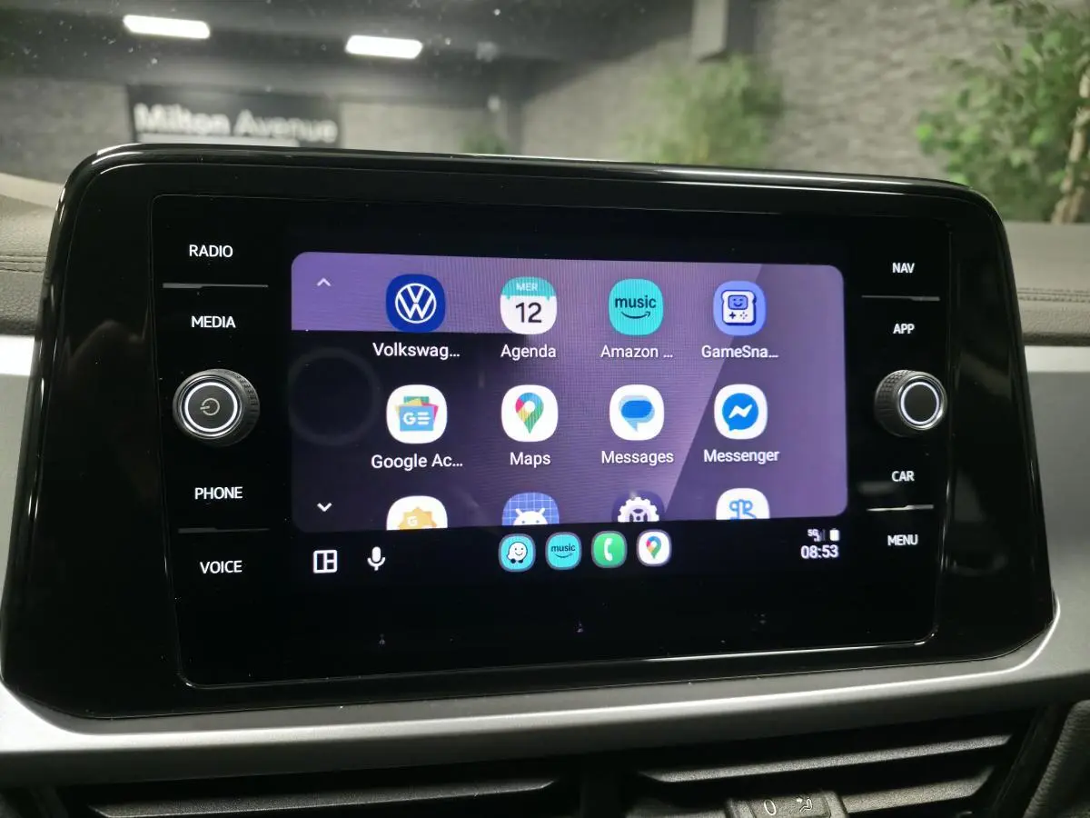 Écran tactile central 8 pouces du Volkswagen T-Roc blanc 2022 affichant des applications connectées.