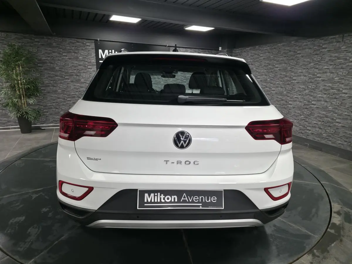 Vue arrière du Volkswagen T-Roc blanc 2022 avec feux arrière LED et logo central bien visibles.