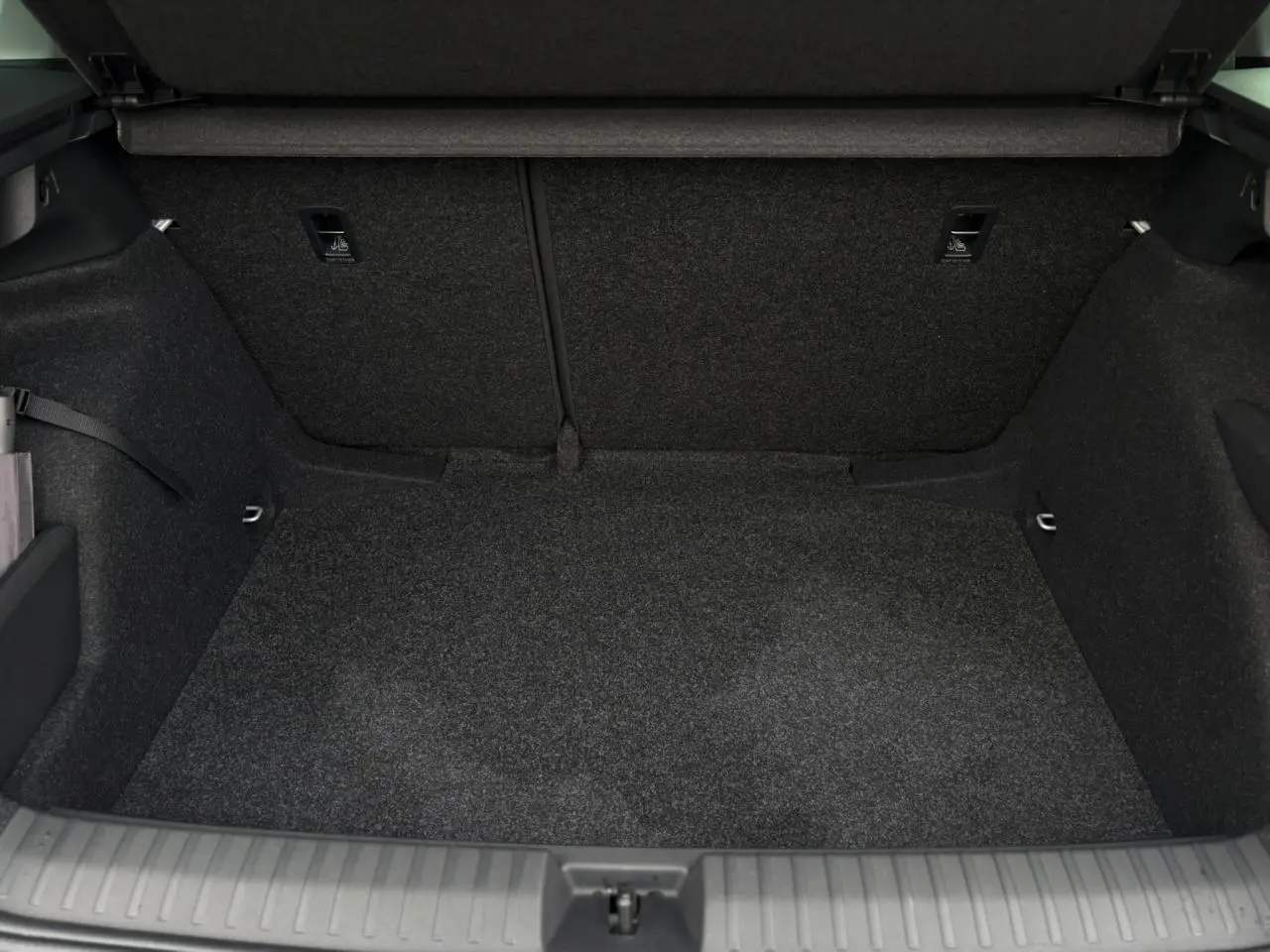 Coffre spacieux et tapissé en gris foncé du Skoda Kamiq TSI 116 DSG7 version 2025.