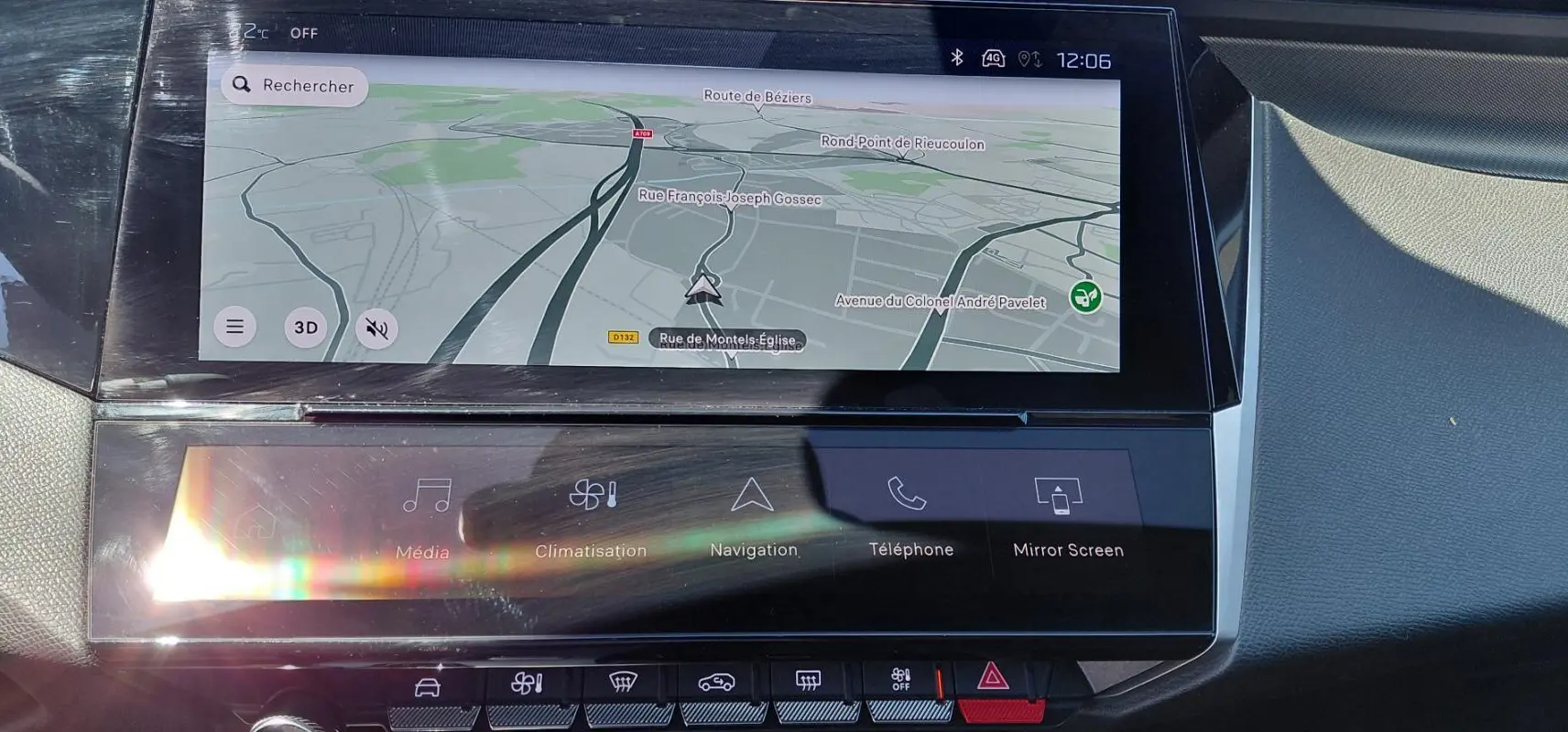 Vue rapprochée du tableau de bord numérique de la Peugeot 308 Hybrid 145 e-DCS6 GT 2025 avec écran tactile de navigation.