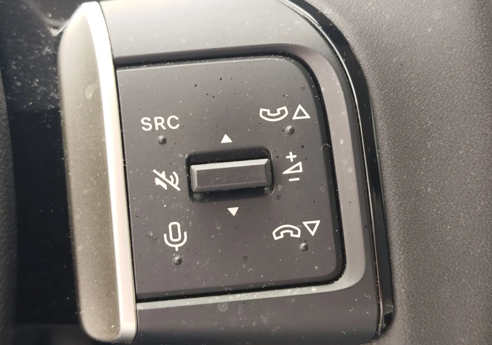 Gros plan sur les commandes au volant noir de la Citroën C3 2025, avec boutons de volume et téléphone.