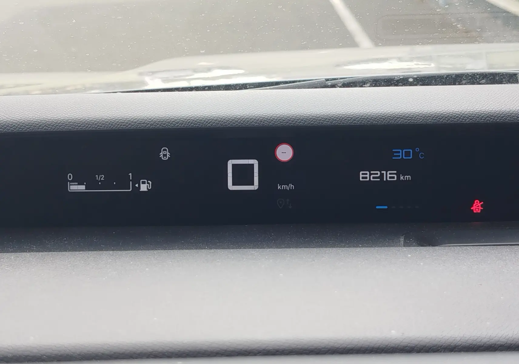 Tableau de bord numérique de Citroën C3 1.2 Turbo 100ch MAX affichant vitesse, température 30°C et kilométrage 8216 km.