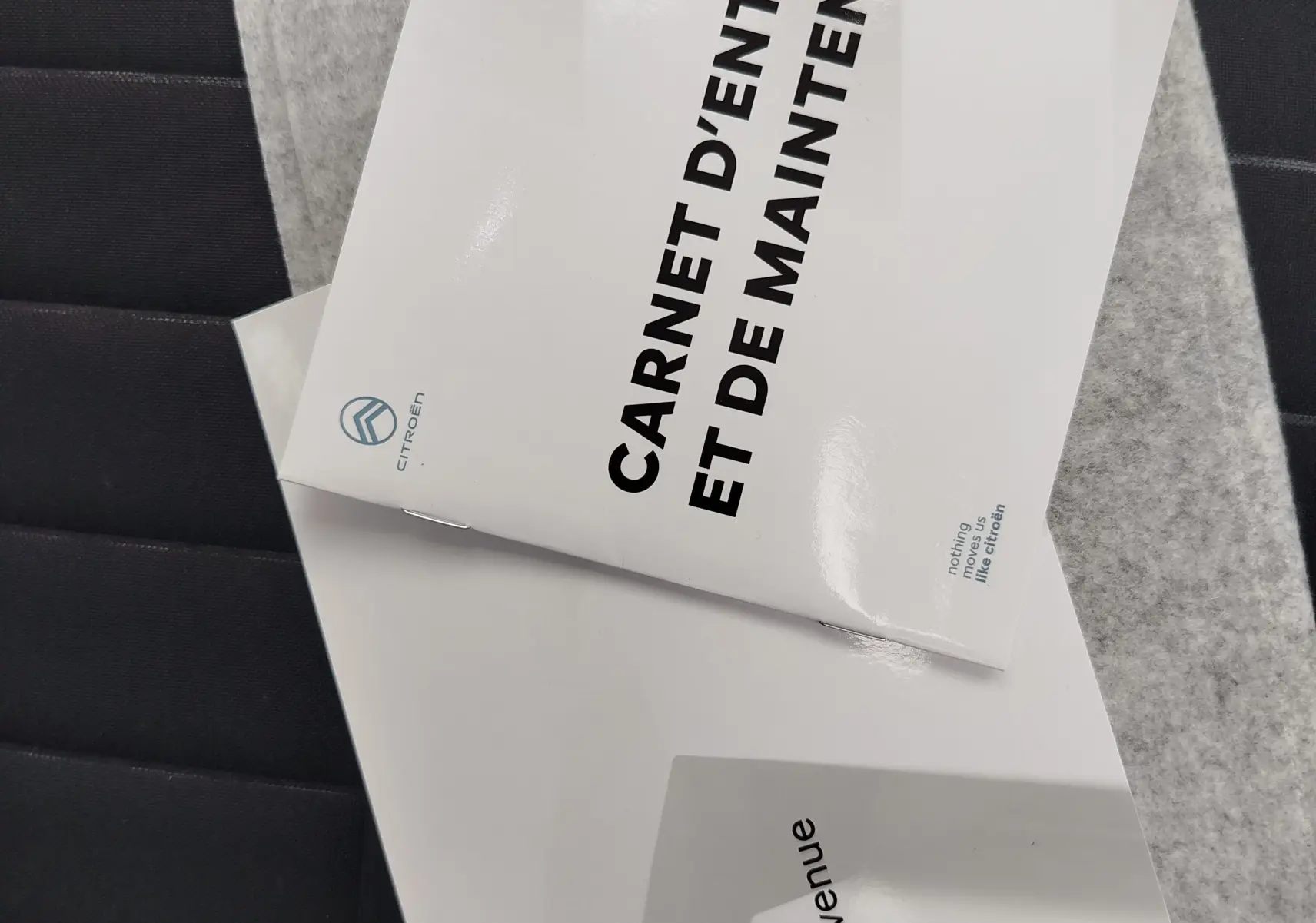 Image montrant deux brochures Citroën C3 posées sur un siège noir, sans vue du véhicule lui-même.