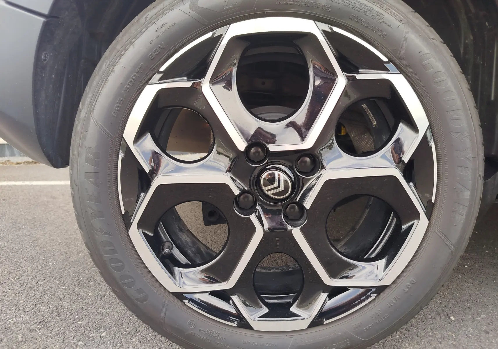 Gros plan sur la jante noire et argentée en alliage de la Citroën C3 2025, avec pneu Goodyear visible.