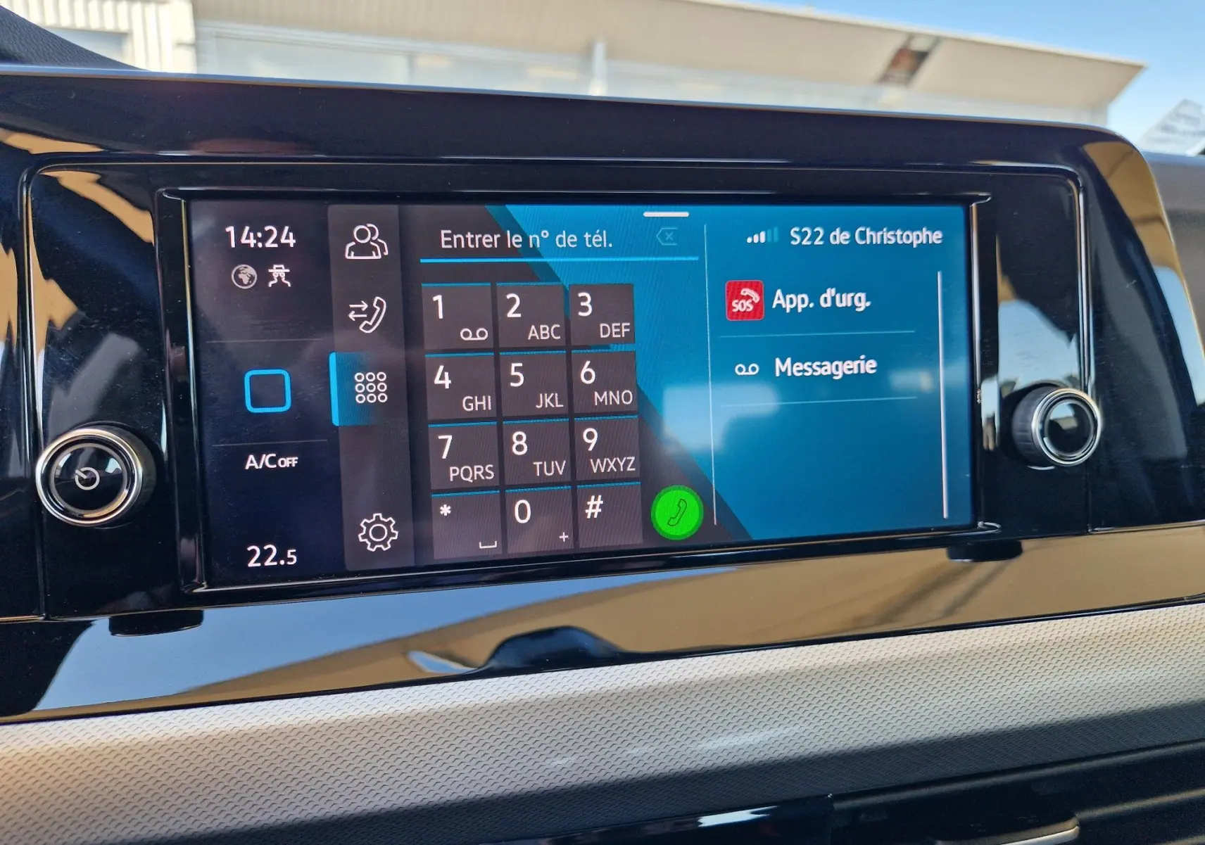 Écran tactile central de la Volkswagen Golf A8 2023 affichant le clavier téléphonique et les options d'appel d'urgence.