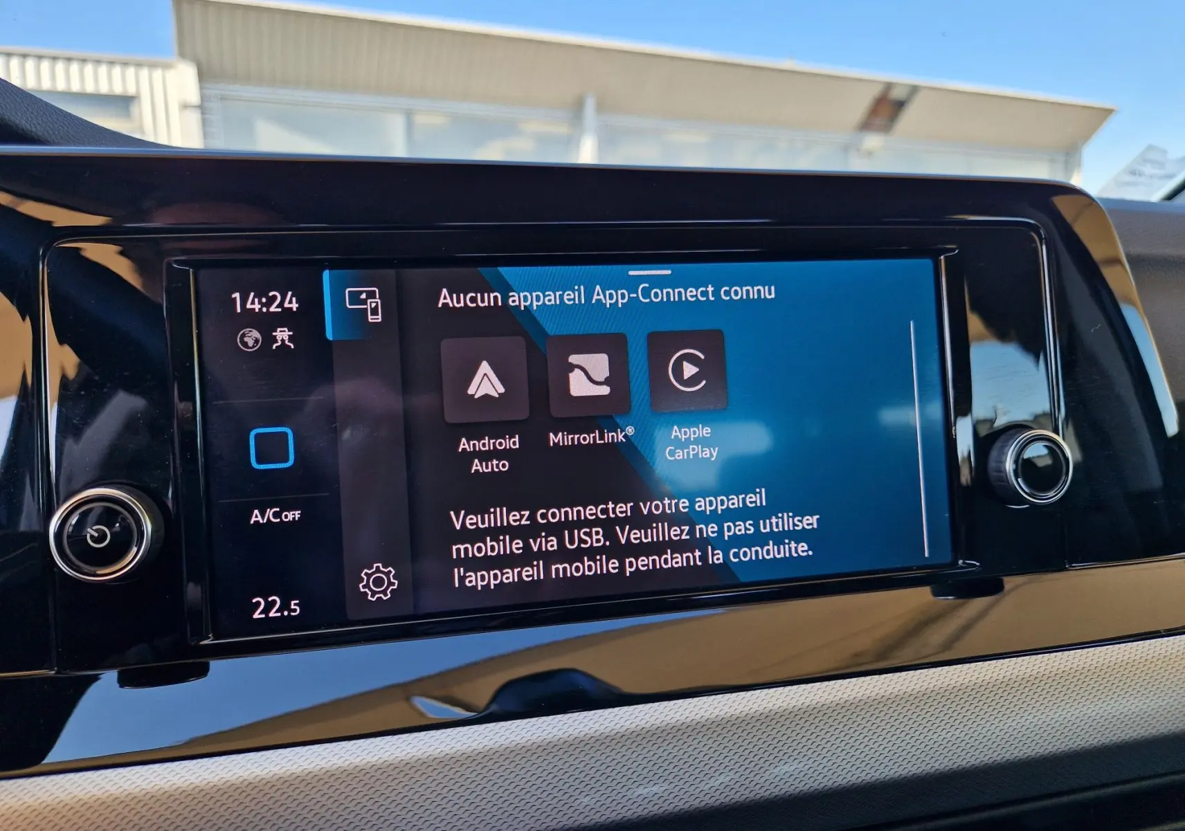 Écran tactile central du tableau de bord de la Volkswagen Golf A8 gris Urano, affichant les options App-Connect.