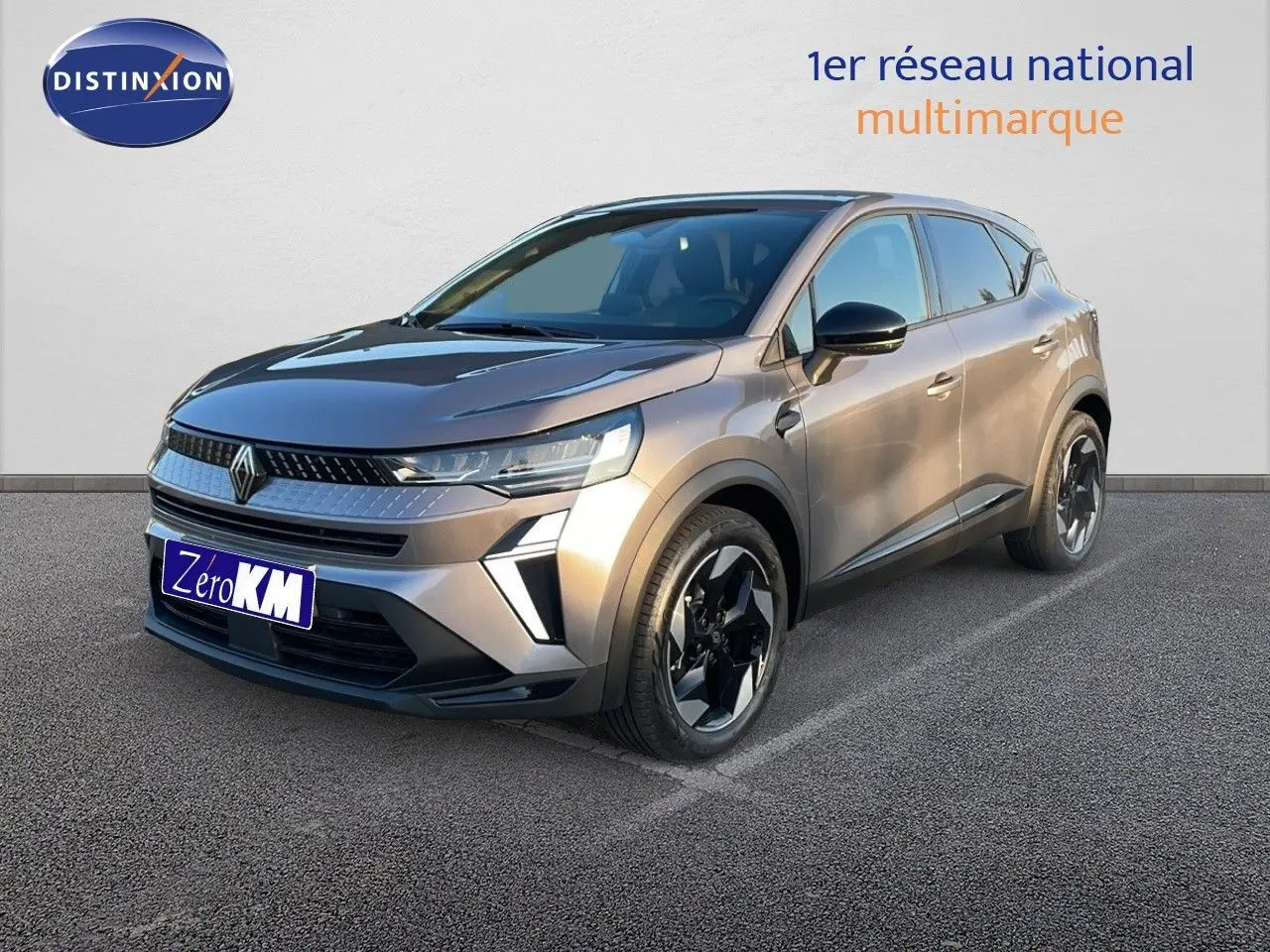 Renault Captur E-Tech hybride gris cassiopée métal, vue 3/4 avant droit avec jantes noires bicolores.