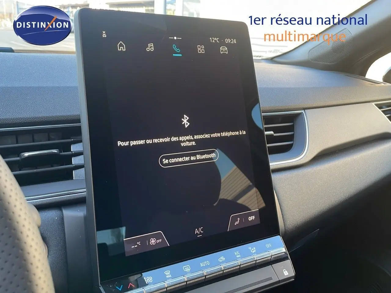 Écran tactile central du tableau de bord du Renault Captur E-Tech Hybrid 2025, avec interface Bluetooth visible.